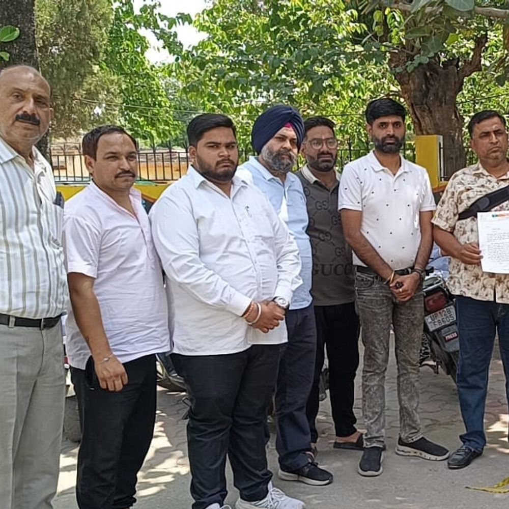 मुजफ्फरनगर में आवारा कुत्तों-बंदरों से दहशत में लोग:DM दफ्तर पहुंचकर की शिकायत, आवारा जानवरों को न पकड़ने पर आंदोलन की चेतावनी