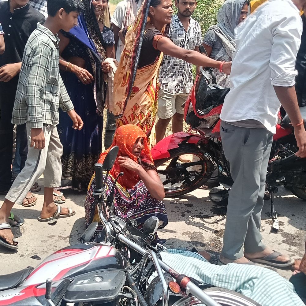 दो बाइक की आमने-सामने भिड़ंत में युवक की मौत:जौनपुर में शम्भूगंज में बाजार से लौटते समय हादसा, एक अन्य घायल