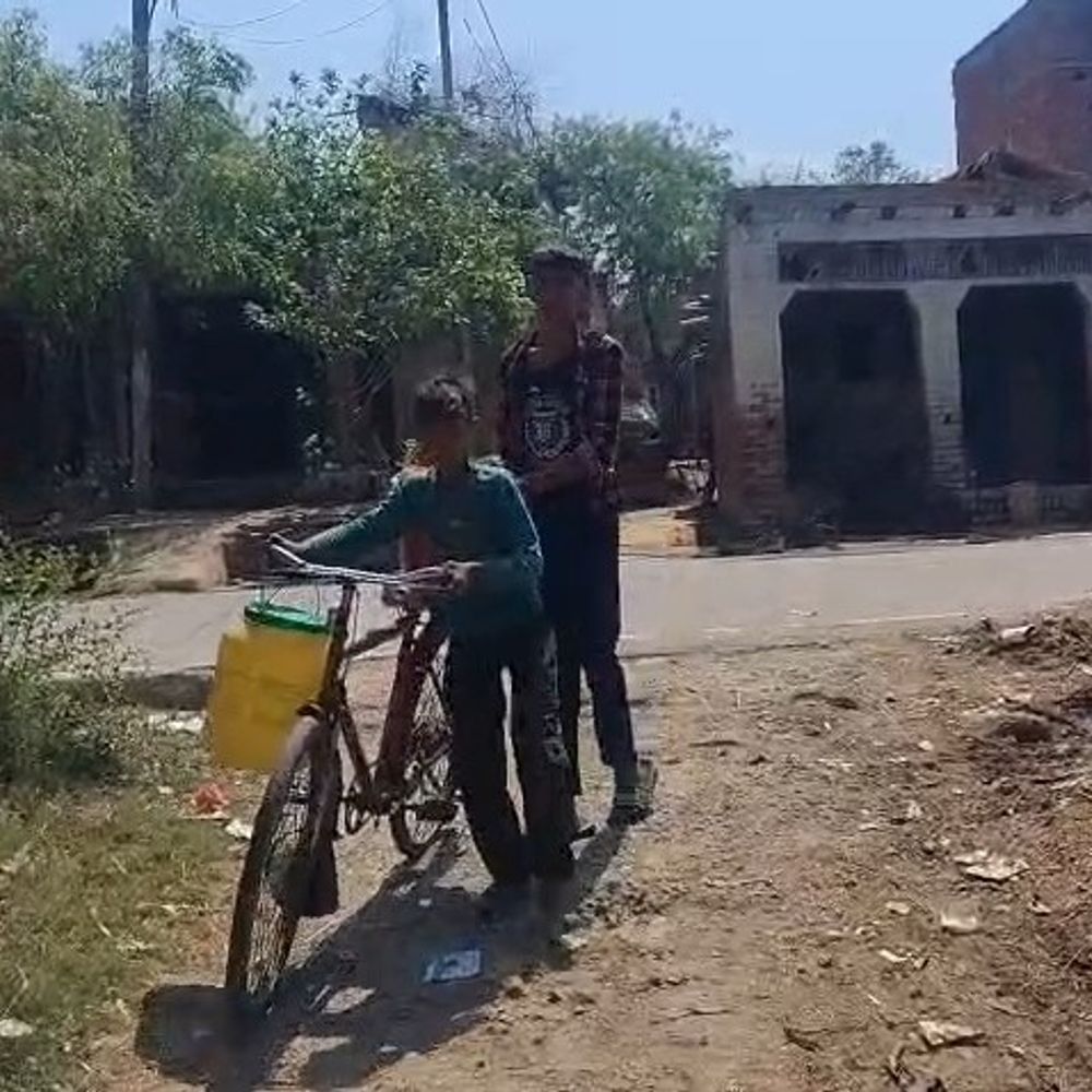 उन्नाव के तीन गांवों में पीने के पानी का संकट:एक हैंडपंप पर निर्भर सैकड़ों की आबादी, 70 साल से झेल रहे परेशानी