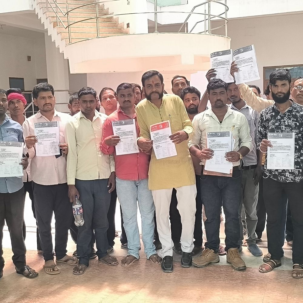 मैनपुरी में ई-रिक्शा चालकों ने कैबिनेट मंत्री से की शिकायत:पुराने ई-रिक्शा के रजिस्ट्रेशन और रूट चार्ट खत्म करने की मांग