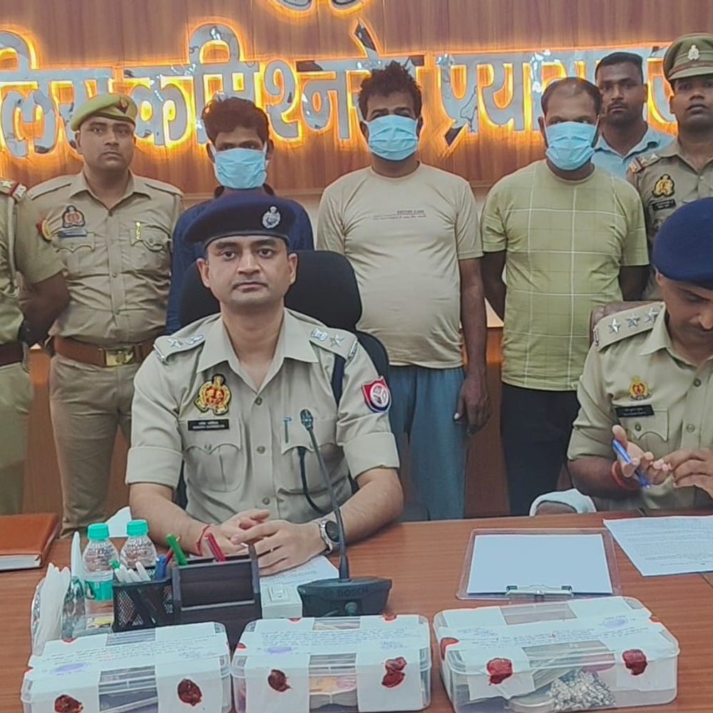 प्रयागराज में 13 लाख की चोरी का खुलासा, 3 गिरफ्तार:पड़ोसी निकला मास्टरमाइंड, चोरी के पैसों से खरीदी बाइक और मोबाइल