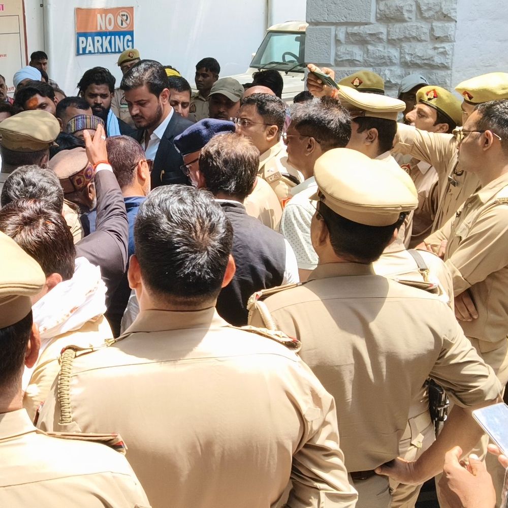 मिर्जापुर में अधिवक्ता से दुर्व्यवहार पर वकीलों का प्रदर्शन:सीओ-एसडीएम पर आपराधिक मुकदमा दर्ज करने की मांग, दिया अल्टीमेटम