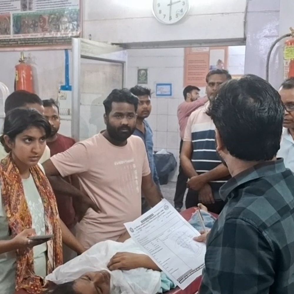 स्कूल बस की टक्कर से ऑटो पलटा, चार छात्र घायल:कॉलेज से एडमिट कार्ड लेकर लौट रहे थे, घायल अस्पताल में भर्ती