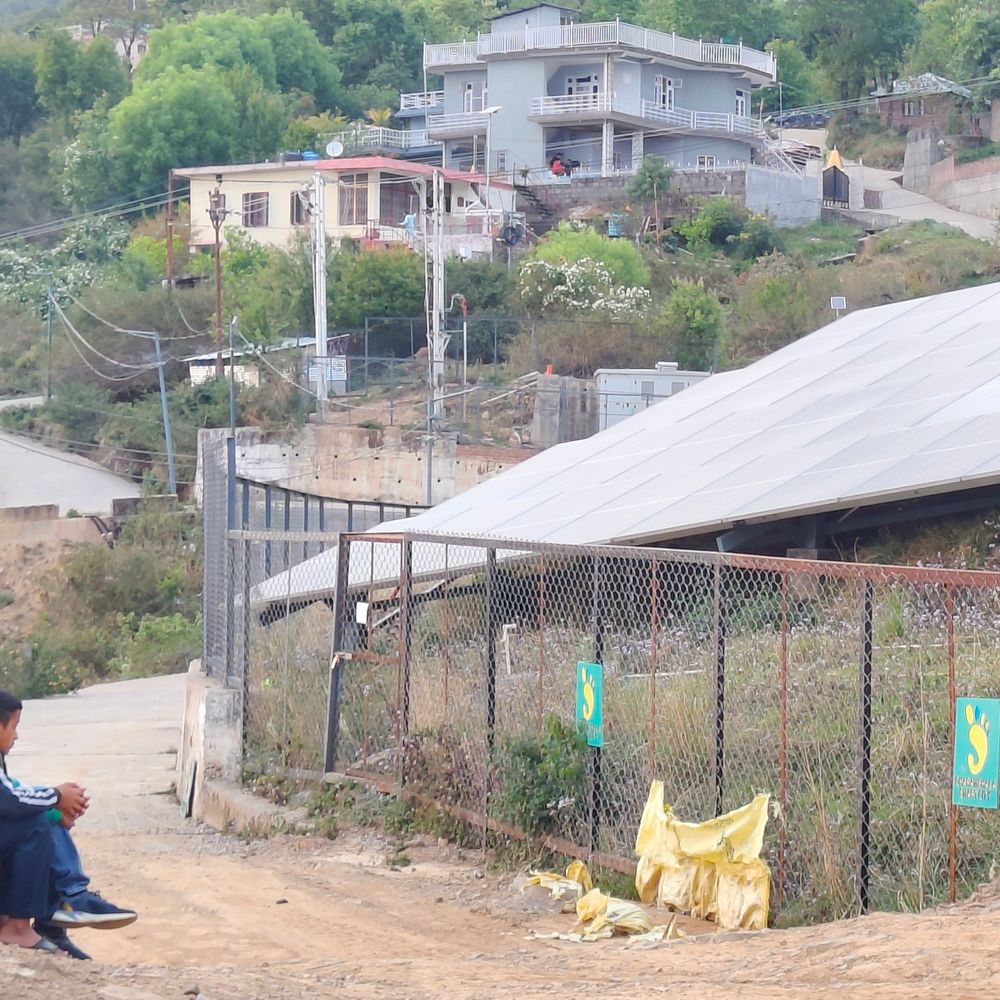 धर्मशाला में रिटायर्ड अफसर के बंगले तक पहुंची अवैध सड़क:  सौर ऊर्जा प्रोजेक्ट के बजट से बनी रोड; पर्यावरणीय नियमों की अनदेखी कर निर्माण – Dharamshala News