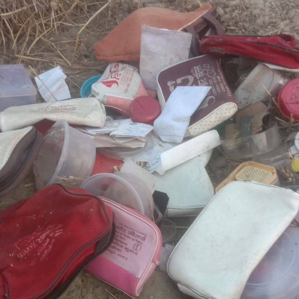 सचेंडी में खेत में मिले खाली डिब्बे, पर्स:एक माह पहले हुई चोरी के कागजात और रसीदें मिलीं, पुलिस जांच में जुटी