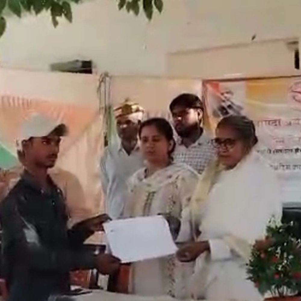 संभल के 115 किसानों को 4.19 लाख का मुआवजा:शिक्षामंत्री ने बांटे सांकेतिक चेक, रकम सीधे खातों में गई, गेहूं की फसल बर्बाद