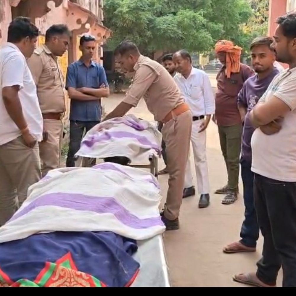 महराजगंज में जनरेटर से टकराकर दंपती की मौत:पिकअप से टोचन कर जाते समय हुई टक्कर, उछलकर सड़क पर गिरे, चालक गिरफ्तार