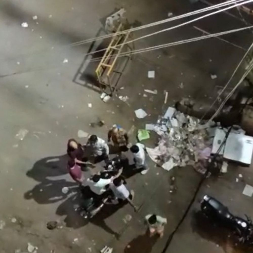 सुल्तानपुर में दबंगों ने व्यवसायी के घर पर किया पथराव:महिलाओं से अभद्रता, पिता-पुत्र से मारपीट; पुलिस जांच में जुटी