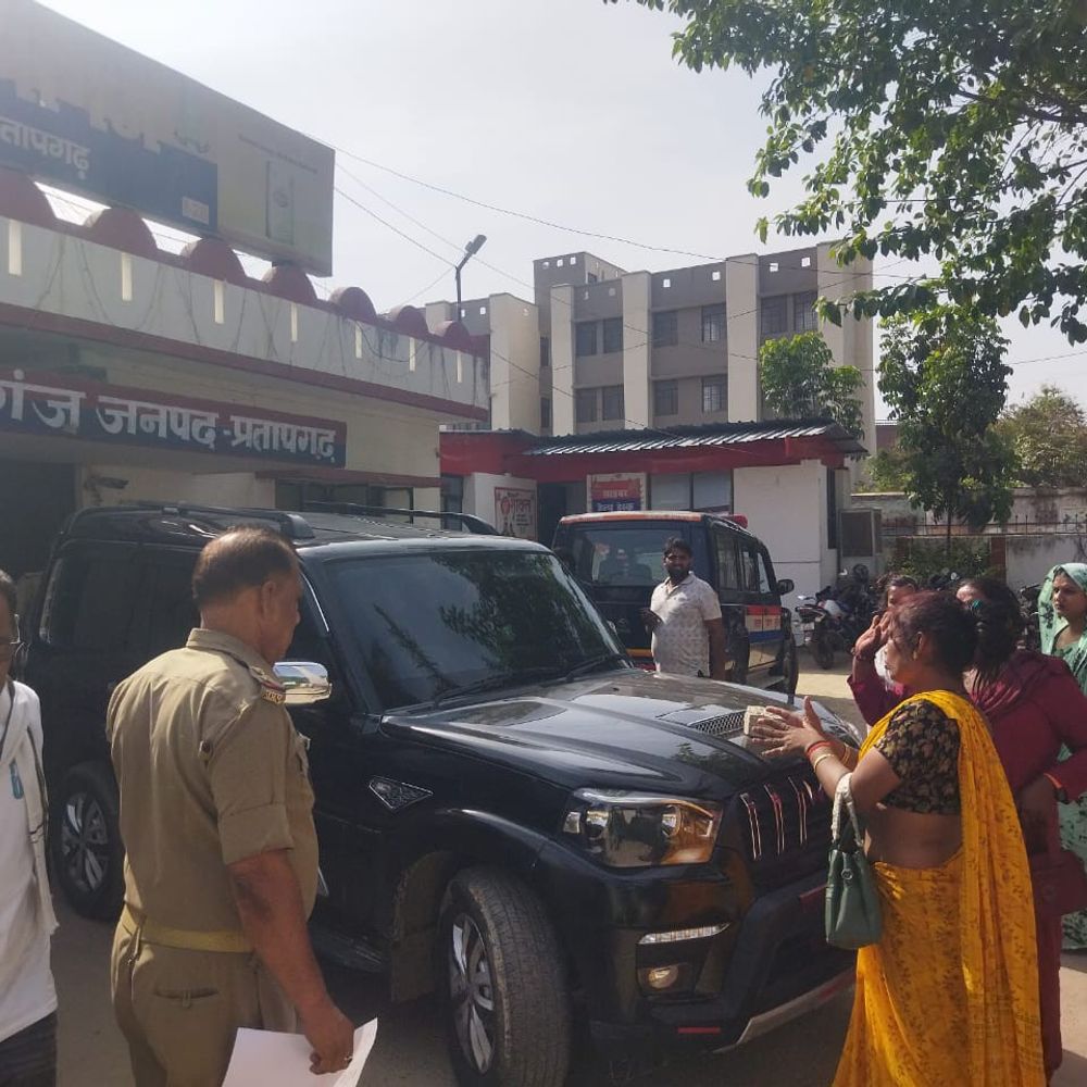 प्रतापगढ़ थाने में किन्नरों के दो गुटों में हंगामा:नेग वसूली के सीमा विवाद को लेकर हुई झड़प, पुलिस ने समझाकर कराया शांत