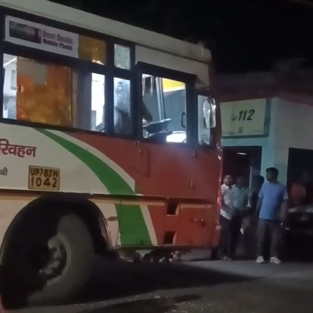 फर्रुखाबाद में रोडवेज बस से बराती घायल:10 KM पीछा कर तोड़फोड़; चार गिरफ्तार, पैदल जा रहे युवक को बस ने मारी टक्कर