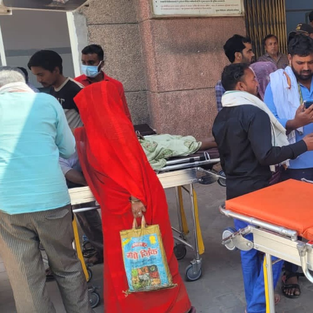 बंदर की घुड़की से बुजुर्ग महिला छत से गिरी:एटा में इलाज के दौरान मौत, परिजन बिना पोस्टमार्टम शव ले गए