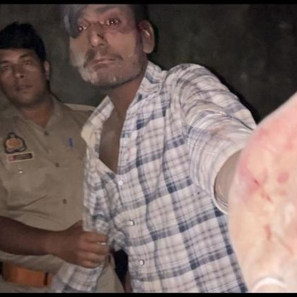 चोरी का प्रयास फेल, चोर रंगे हाथों पकड़ा गया:अम्बेडकरनगर में पुलिस ने हिरासत में लिया, पूछताछ जारी; 2016 में भी हुई थी चोरी