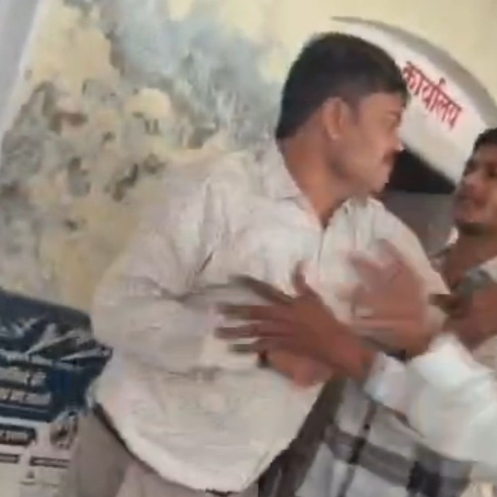 मत्स्य विभाग कार्यालय में इंस्पेक्टर-रिटायर बाबू में मारपीट, VIDEO:थप्पड़ और लात-घूंसे चले, कर्मचारियों ने कराया बीच-बचाव