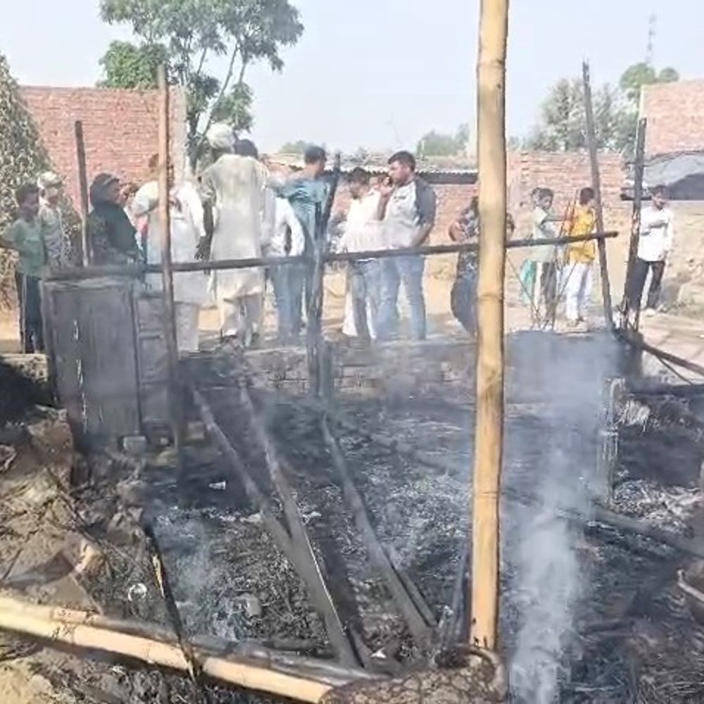 बिजली लाइन से झोपड़ी में लगी आग, दो पशु झुलसे:शिकायत के बावजूद कार्रवाई नहीं, विभाग पर लापरवाही का आरोप