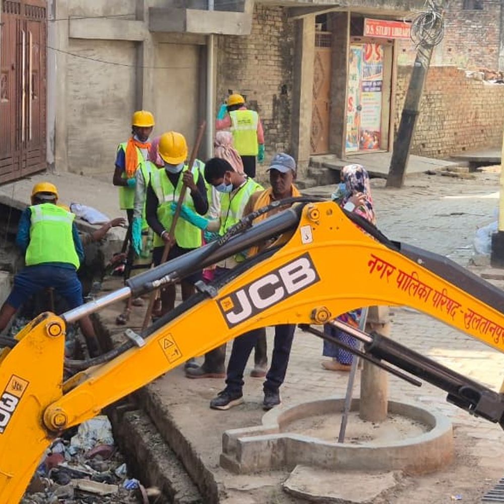 सुलतानपुर में नालों की सफाई अभियान शुरू:पालिकाध्यक्ष ने हरी झंडी दिखाई, जलभराव रोकने की तैयारी