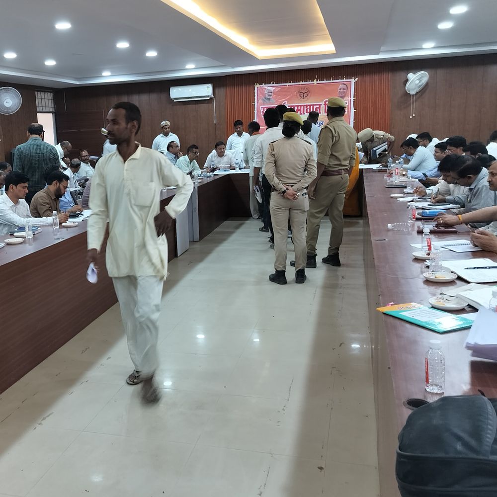 DM नहीं आए, CDO ने सुनी फरियाद:अयोध्या में समाधान दिवस, शिकायतकर्ता बोला- 2021 से 57 शिकायत; जमीन से कब्जा नहीं हटा