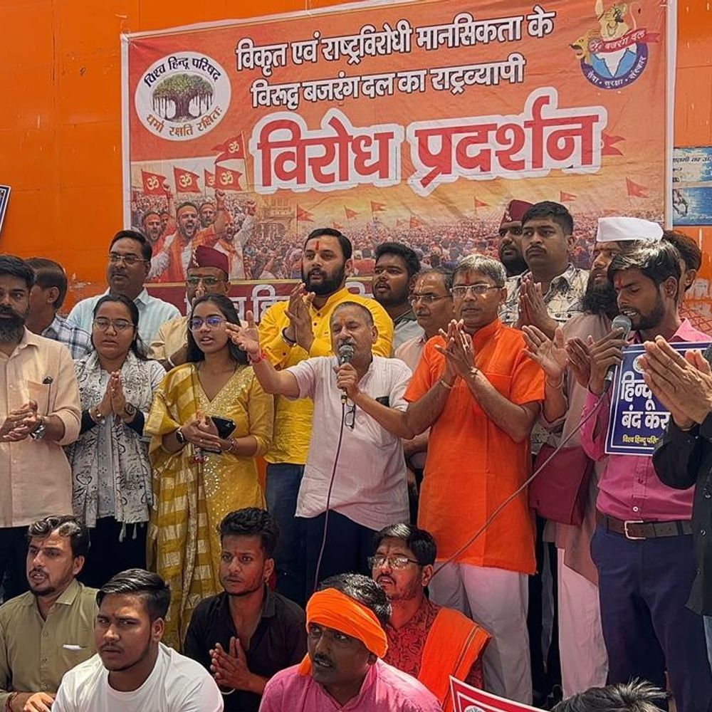 हाथरस में विहिप-बजरंग दल का धरना-प्रदर्शन:राष्ट्रपति के नाम एसडीएम को सौंपा ज्ञापन, लव जिहाद रोकने की मांग