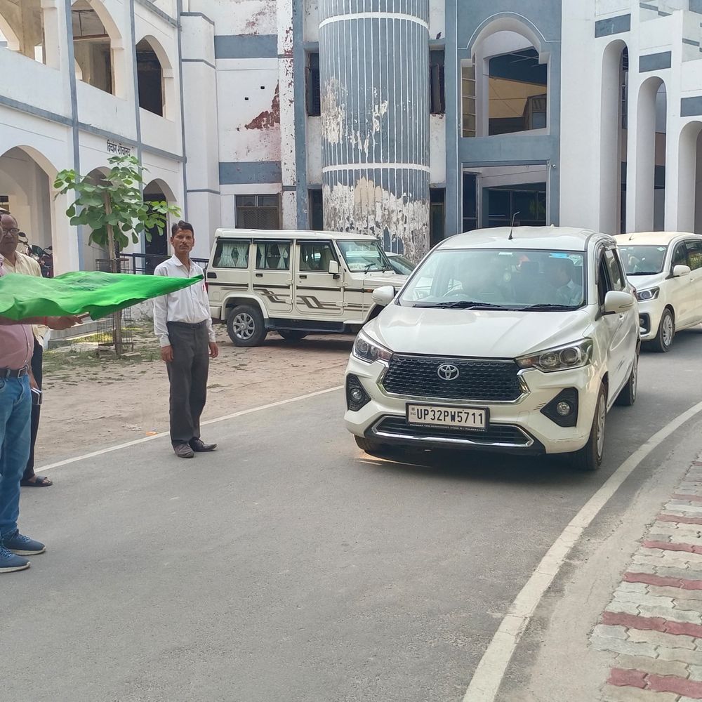 सोमनाथ स्वाभिमान पर्व यात्रा दल रवाना:जिला सूचना अधिकारी ने मऊ से 10 यात्रियों को हरी झंडी दिखाई
