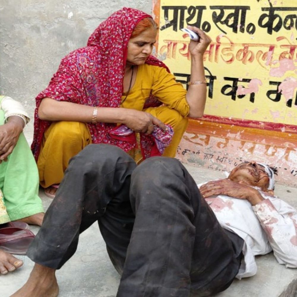 शाहजहांपुर में आटो पलटने से एक की मौत, 9 घायल:10 सवारियां बैठी थीं, डिवाइडर से टकराने पर हुआ हादसा