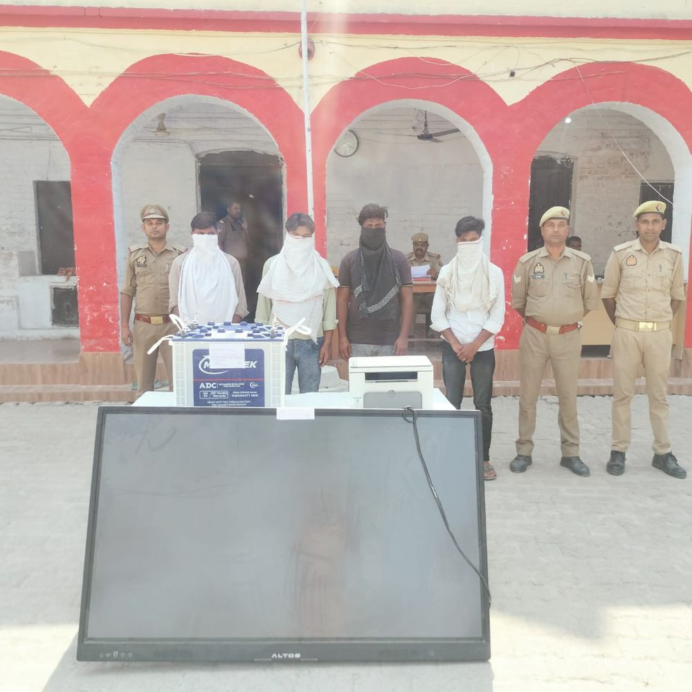 प्राथमिक विद्यालय में हुई चोरी का खुलासा, 4 गिरफ्तार:श्रावस्ती में पुलिस ने स्मार्ट टीवी, प्रिंटर और बैट्री बरामद की