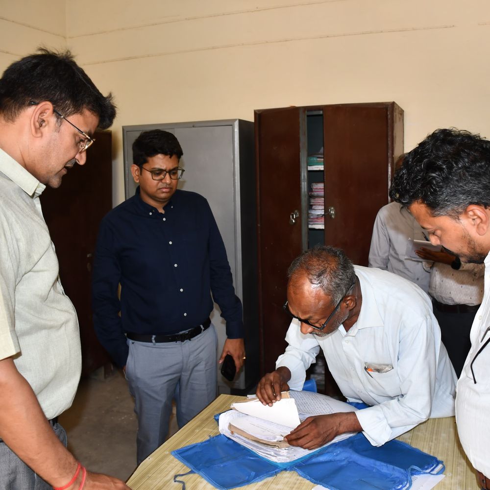 जिलाधिकारी ने तहसील का औचक निरीक्षण किया:सिद्धार्थनगर में राजस्व लिपिक पर विभागीय कार्रवाई के निर्देश दिए