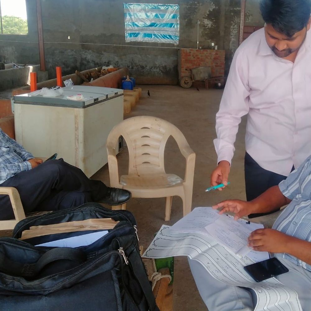 मथुरा में अवैध डेयरी पर छापा:भैंस के दूध समेत 9 सैंपल जांच के लिए भेजे, गड़बड़ी मिलने पर होगी कार्रवाई