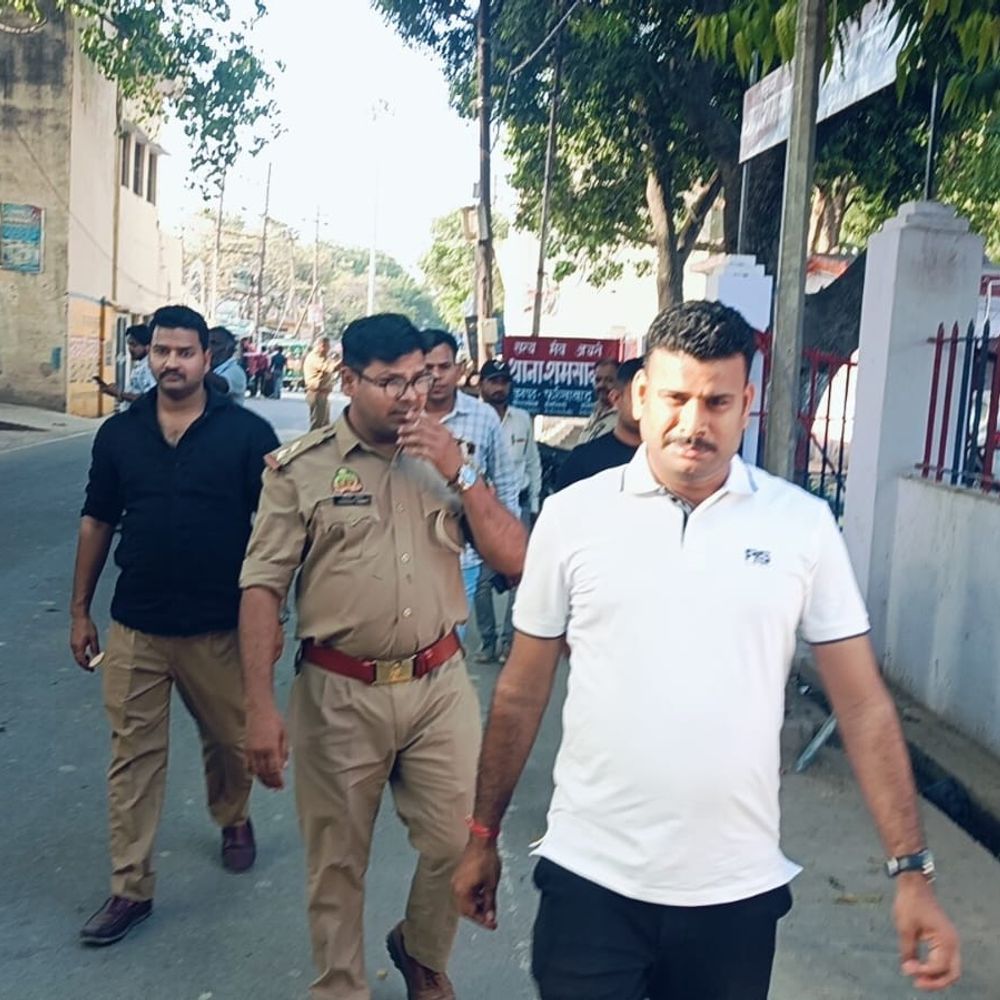 वन विभाग ने पकड़ी अवैध लकड़ी, वनरक्षक से हाथापाई:शमशाबाद में आरोपियों ने की मारपीट, वर्दी फटी, पुलिस को शिकायत