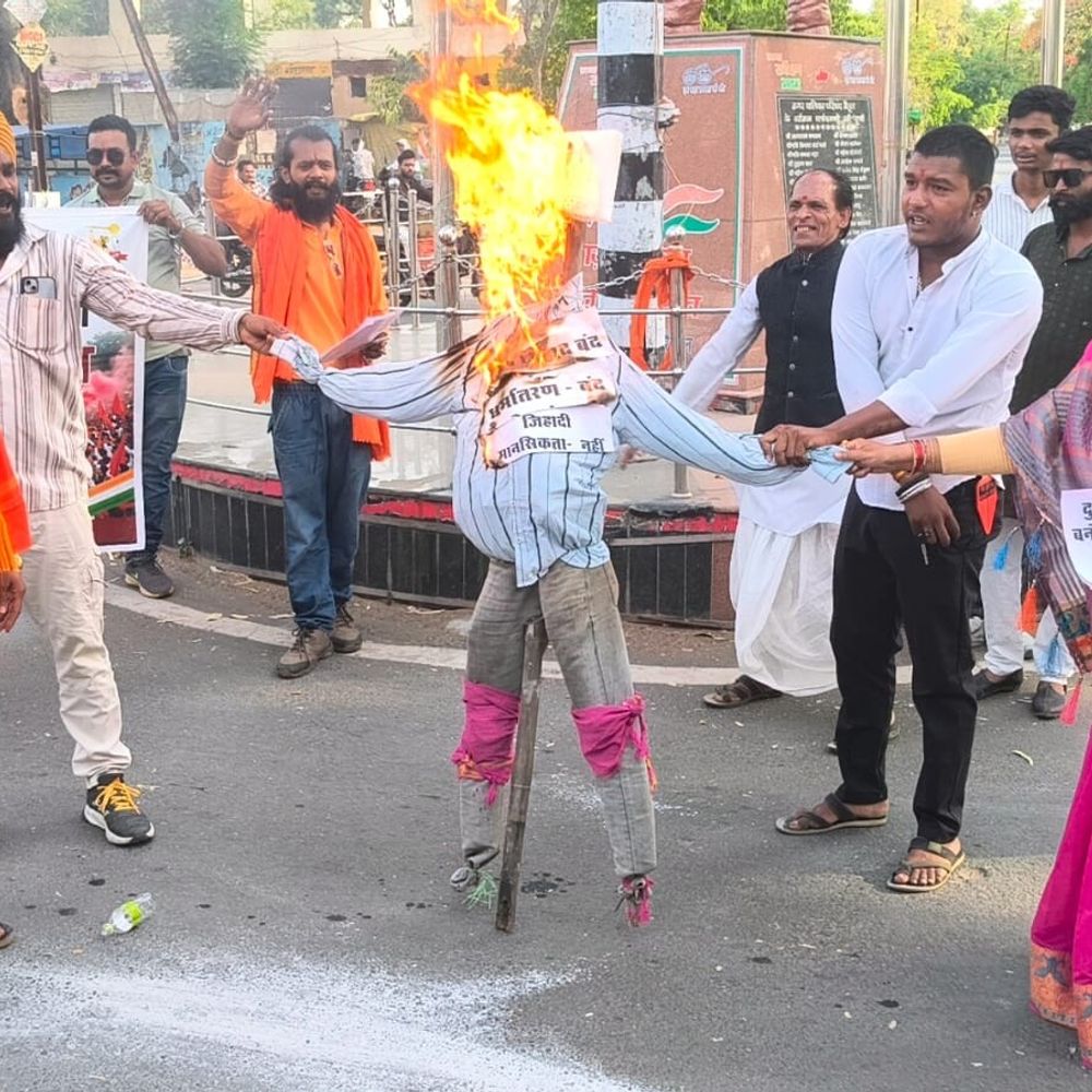 बजरंग दल ने बैतूल में किया प्रदर्शन:अवैध कब्जों और जबरन धर्मांतरण पर कड़ी कार्रवाई की मांग