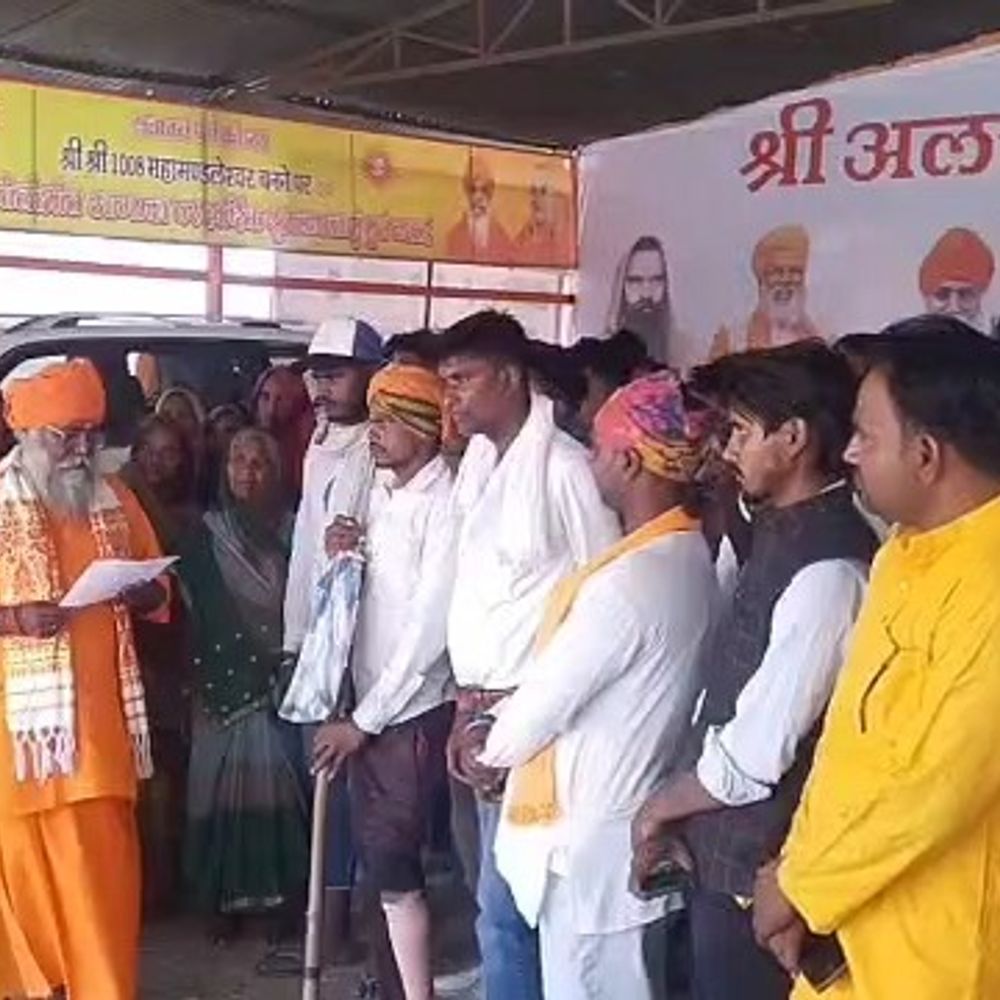 पीलीभीत में वन विभाग के उत्पीड़न पर ग्रामीण आक्रोशित:विधायक आवास पर किया प्रदर्शन, 19 अप्रैल तक कार्रवाई की मांग