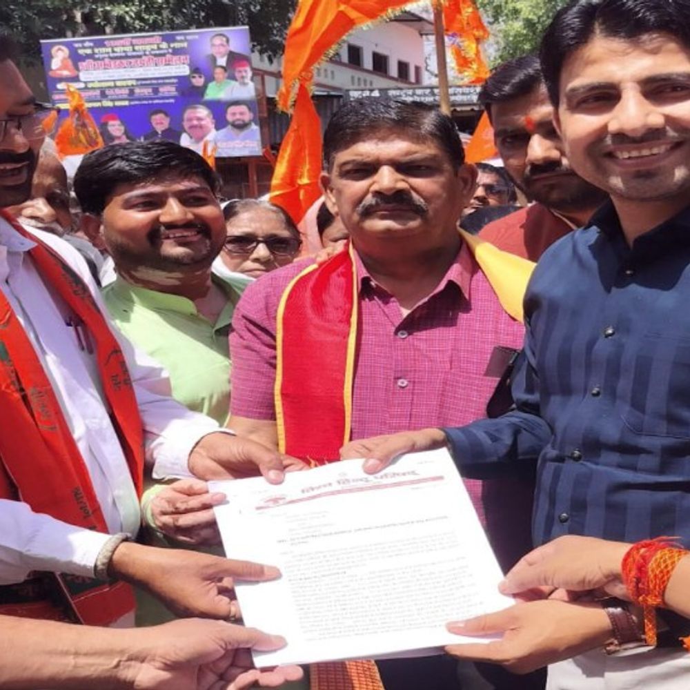 लव जिहाद के खिलाफ बजरंग दल का विरोध प्रदर्शन:शाहजहांपुर में लव प्रदर्शन कर कार्रवाई की मांग, डीएम को सौंपा ज्ञापन