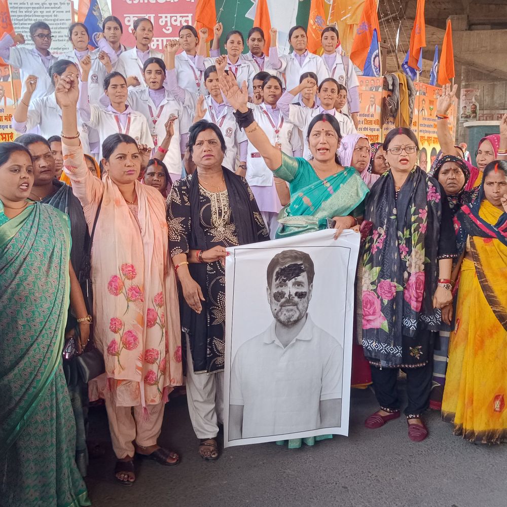 भाजपा महिला मोर्चा ने राहुल-अखिलेश का पुतला फूंका:सोनभद्र में प्रदर्शन, राहुल गांधी के पोस्टर पर कालिख लगाई