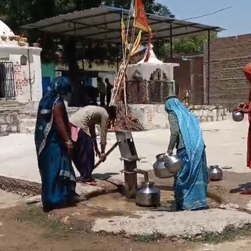 टीकमगढ़ के तिंदारी गांव में गहराया जल संकट:  नल जल योजना ठप, ग्रामीण हैंडपंप पर निर्भर; अधिकारी बोले- बांध से जल्द मिलेगा पानी – Tikamgarh News