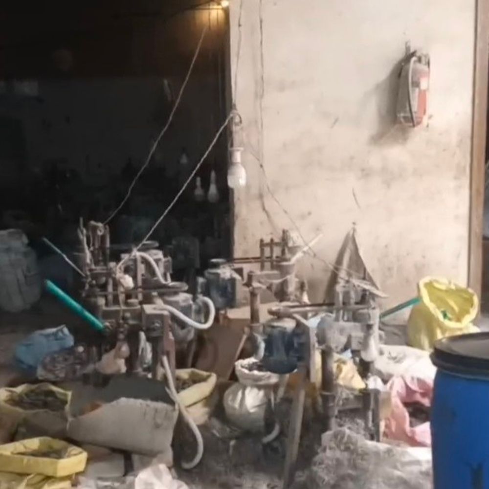 सींग से बटन बनाने की अवैध फैक्ट्री पकड़ी:बदबू की शिकायत पर छापा, प्रदूषण-उद्योग विभाग की अनुमति नहीं