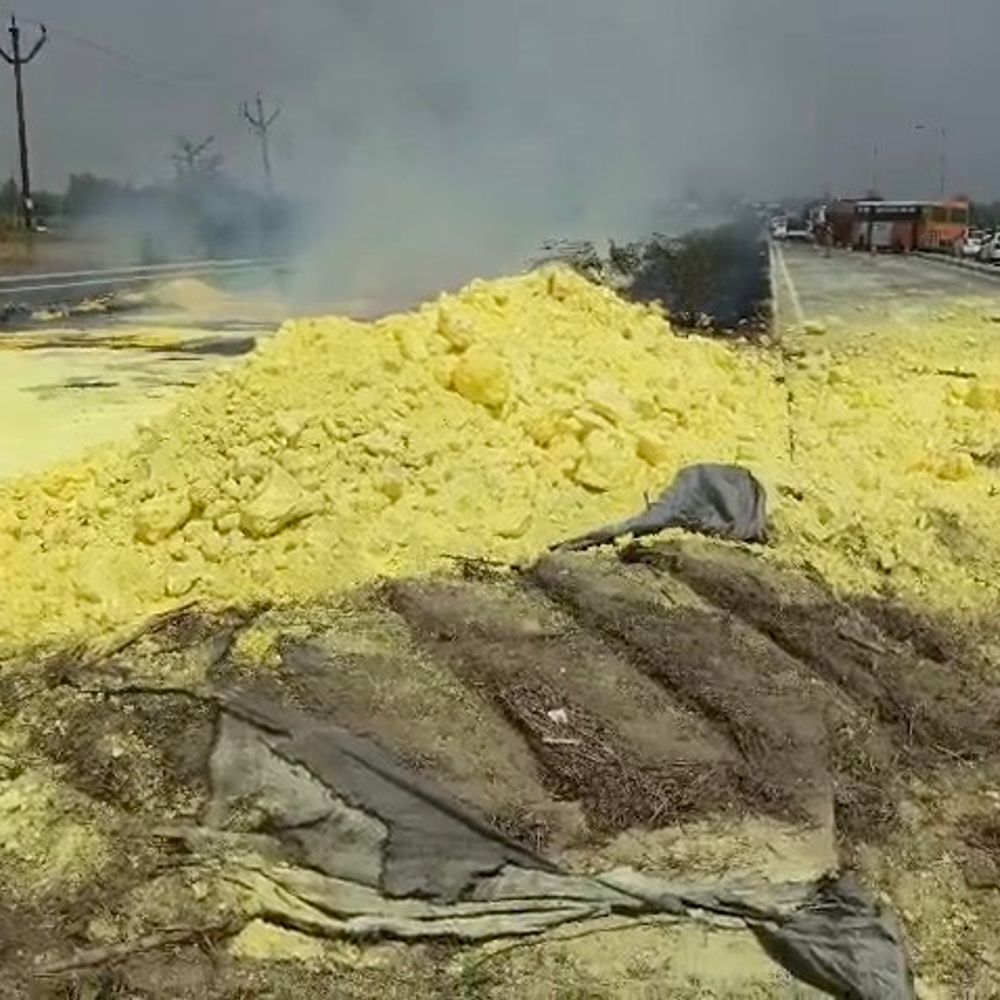 गंधक से भरा ट्रक पलटा, उठने लगा धुआं:तापमान बढ़ने से गंधक गर्म हुई, फायर ब्रिगेड ने टाला बड़ा हादसा