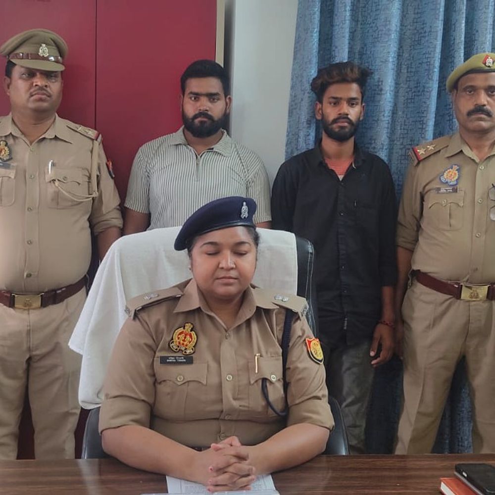 रंगदारी मांगने वाले दो आरोपी गिरफ्तार:लड़कियों को धमकाकर ऐंठे थे गहने और नकदी, मारने की देते थे धमकी