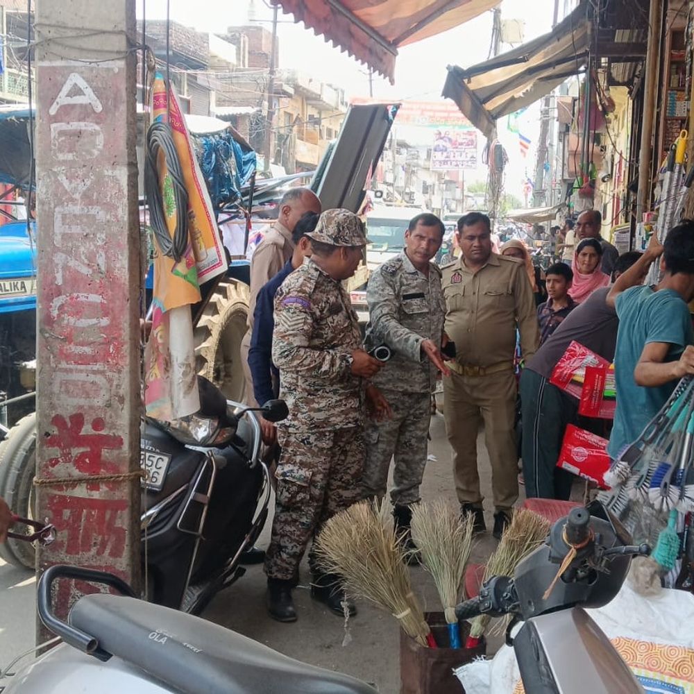 मथुरा-वृंदावन नगर निगम ने चलाया चेकिंग अभियान:अवैध होर्डिंग को हटवाया,10 किलो पॉलिथीन जब्त,14,500 जुर्माना वसूला