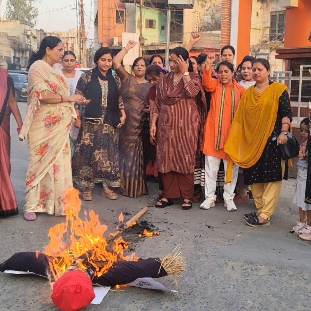 बलरामपुर में महिला आरक्षण विधेयक पर विरोध प्रदर्शन:महिलाओं ने विपक्ष के खिलाफ जताया आक्रोश, पुतला दहन किया