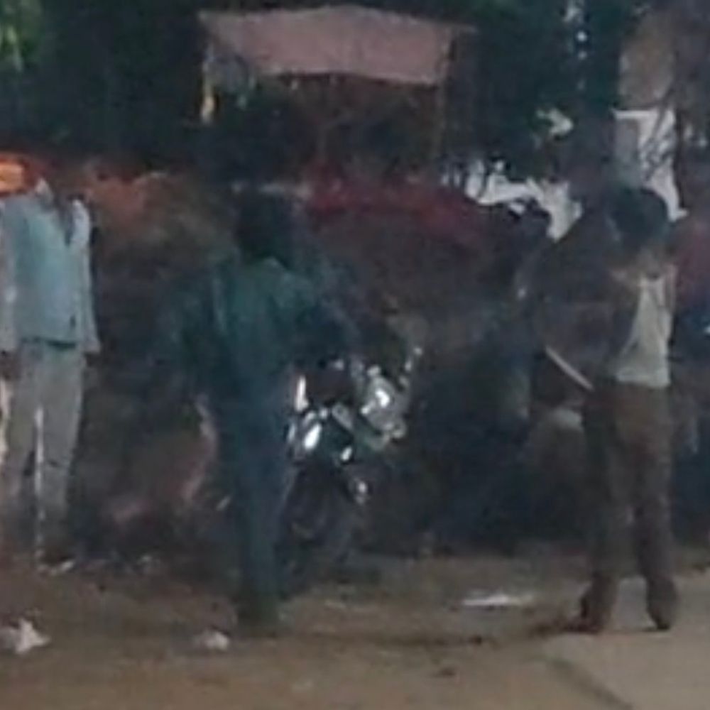 शराब दुकानदार ने मजदूर को पीटा, VIDEO:पुलिस बोली- दोनों पक्षों पर हुई थी कार्रवाई