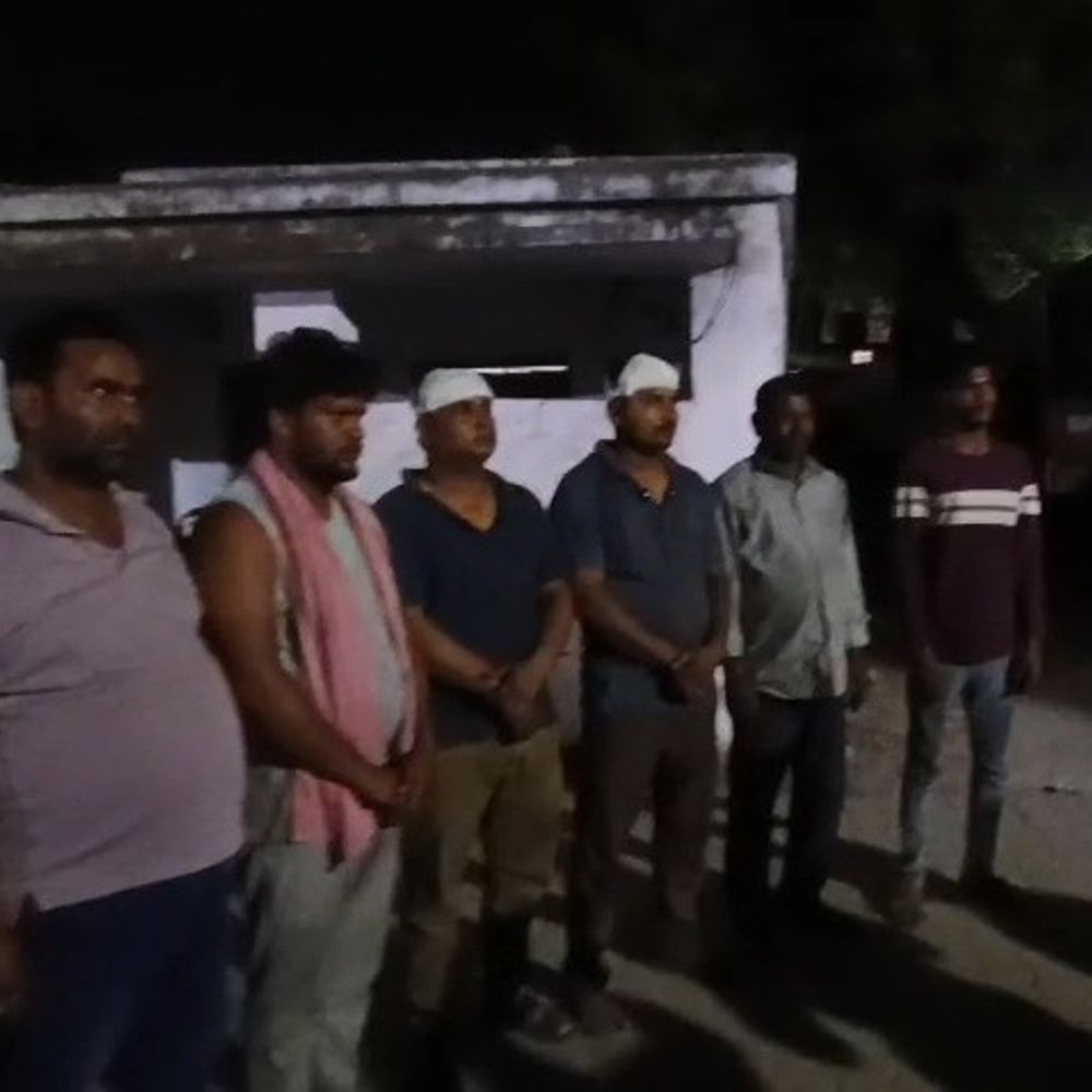 कुशीनगर में चुनावी रंजिश, फायरिंग-मारपीट का आरोप:प्रधान प्रत्याशी के होर्डिंग लगाने के दौरान हमला, 25 पर नामजद मुकदमा