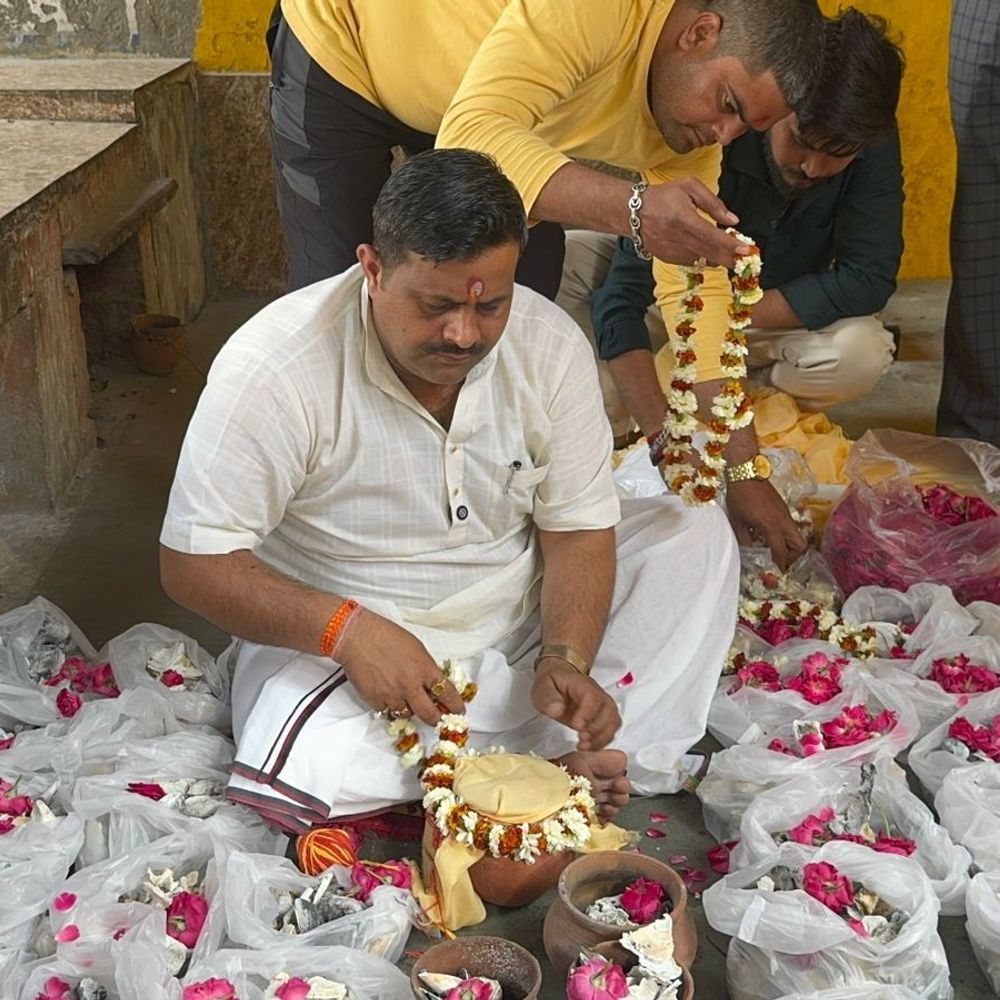 फिरोजाबाद में 53 लावारिस अस्थियों का विसर्जन:बैकुंठ धाम वेलफेयर ट्रस्ट ने हिंदू रीति-रिवाज से किया पिंडदान