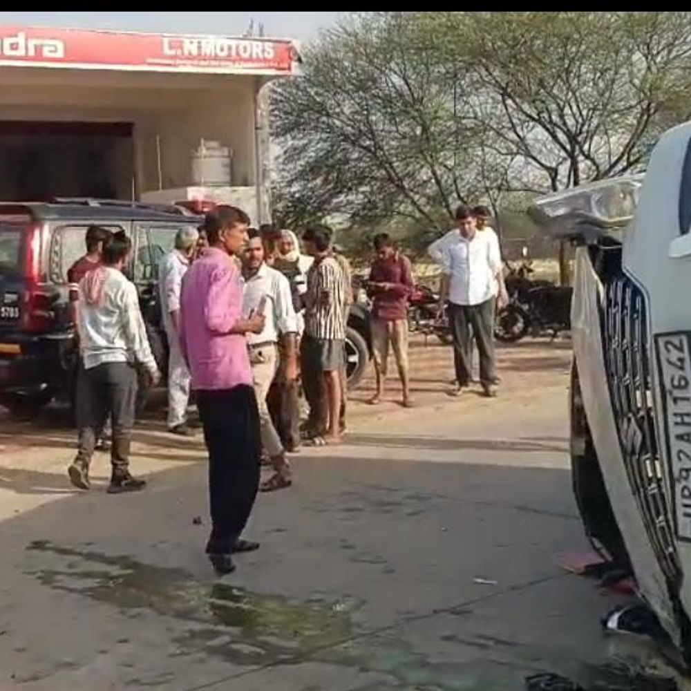 जालौन-औरैया हाईवे पर फोर व्हीलर पलटी:मदनेपुर के पास हुआ हादसा, कई लोग घायल