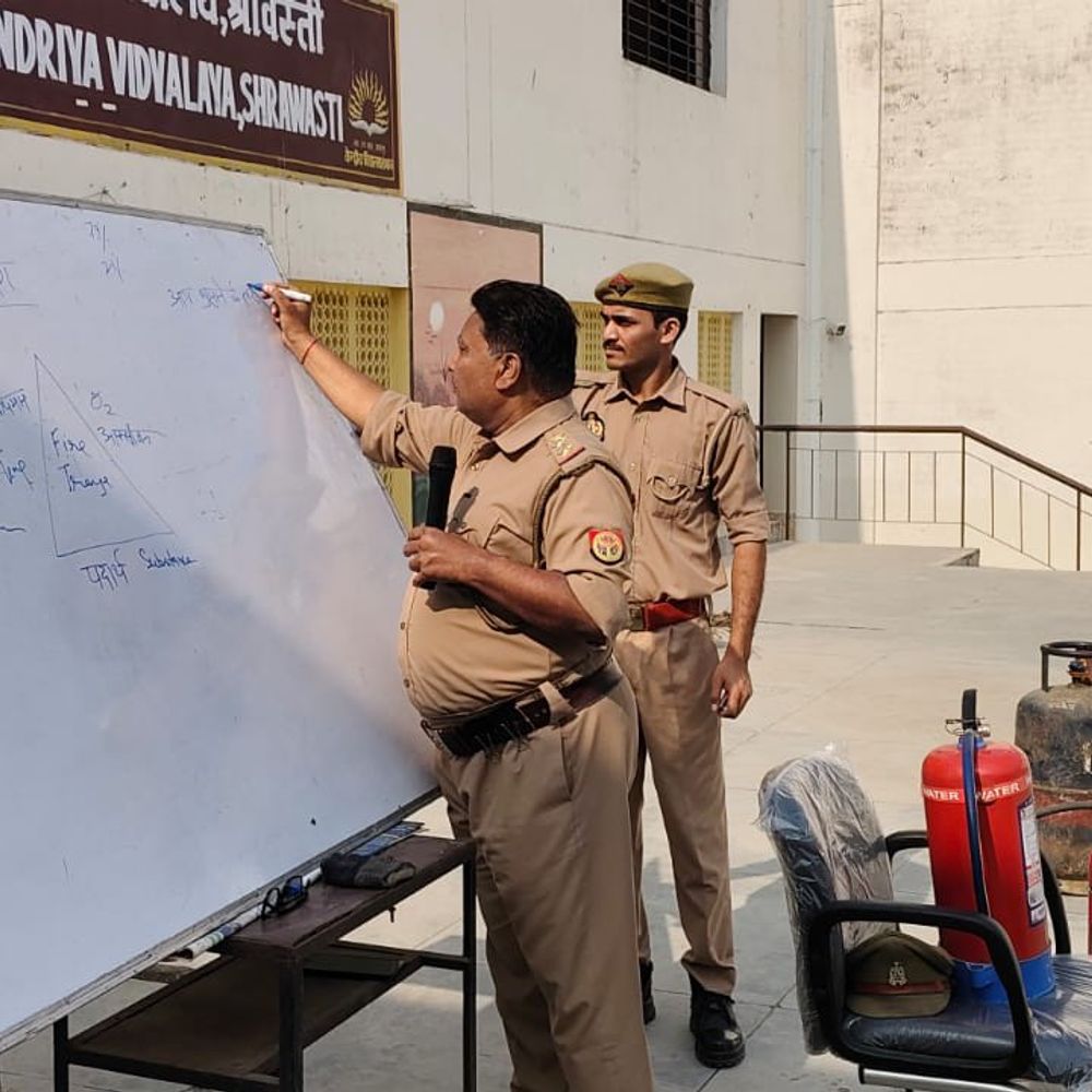 केन्द्रीय विद्यालय में मॉक ड्रिल का अभ्यास:श्रावस्ती मे अग्निशमन विभाग ने आग से बचाव का लाइव अभ्यास कराया, छात्र छात्राएं हुई जागरूक