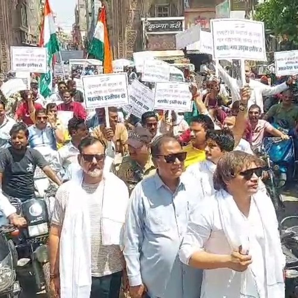 वृंदावन नाव हादसे पर कांग्रेस का प्रदर्शन:महापौर-नगर आयुक्त के इस्तीफे की मांग, 16 श्रद्धालुओं की मौत पर उठे सवाल