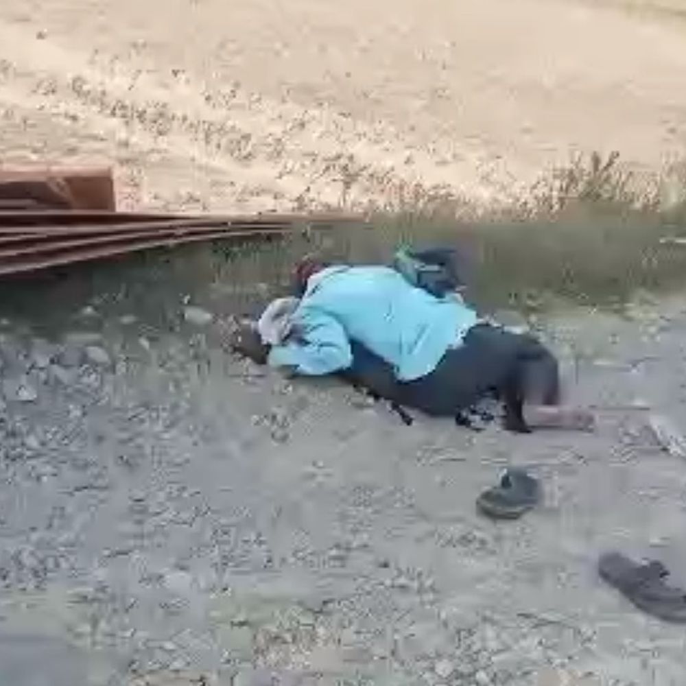 संभल-रामपुर सीमा पर सड़क हादसे में बुजुर्ग की मौत:रिश्तेदारी से घर लौट रहा था, प्लाईवुड से भरा ई-रिक्शा पलटा