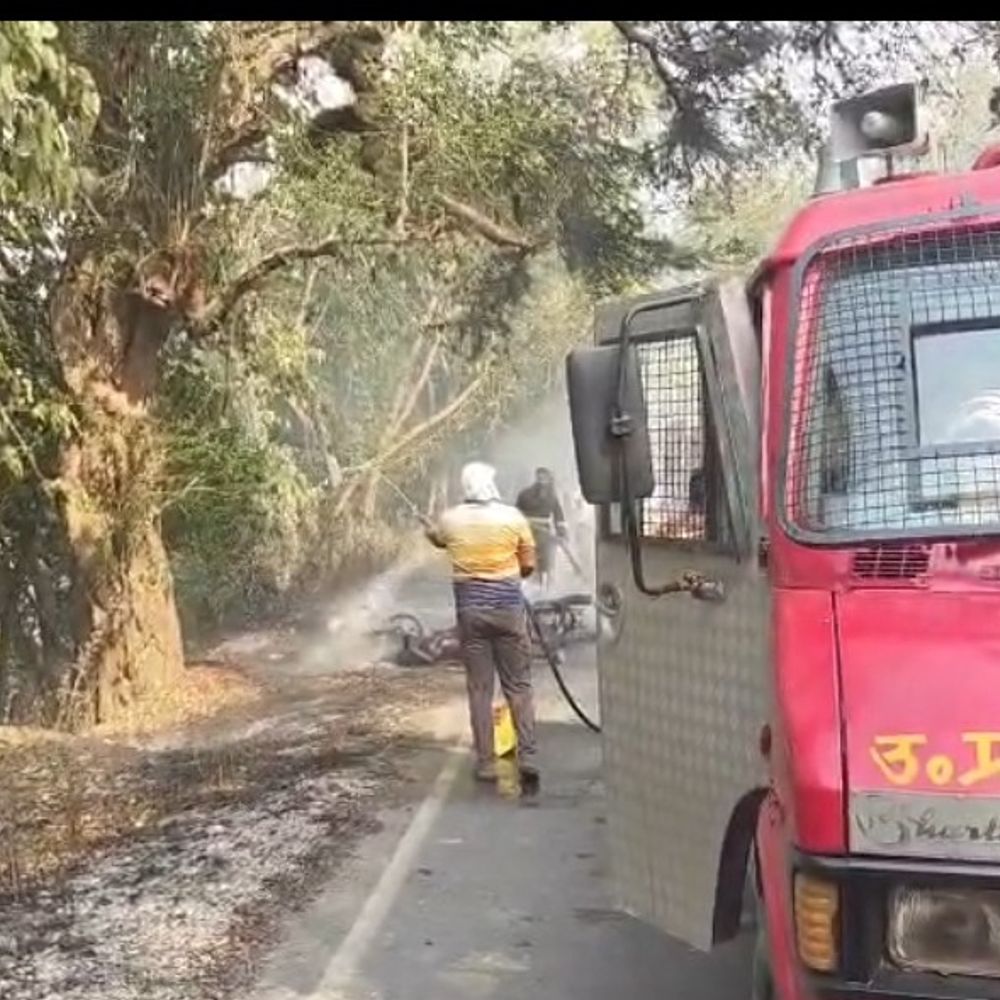 सड़क पर धुएं के चलते ट्रक से टकराई बाइक:देवरिया में युवक खेत में गिरा, जिंदा जला; पराली जलाई थी