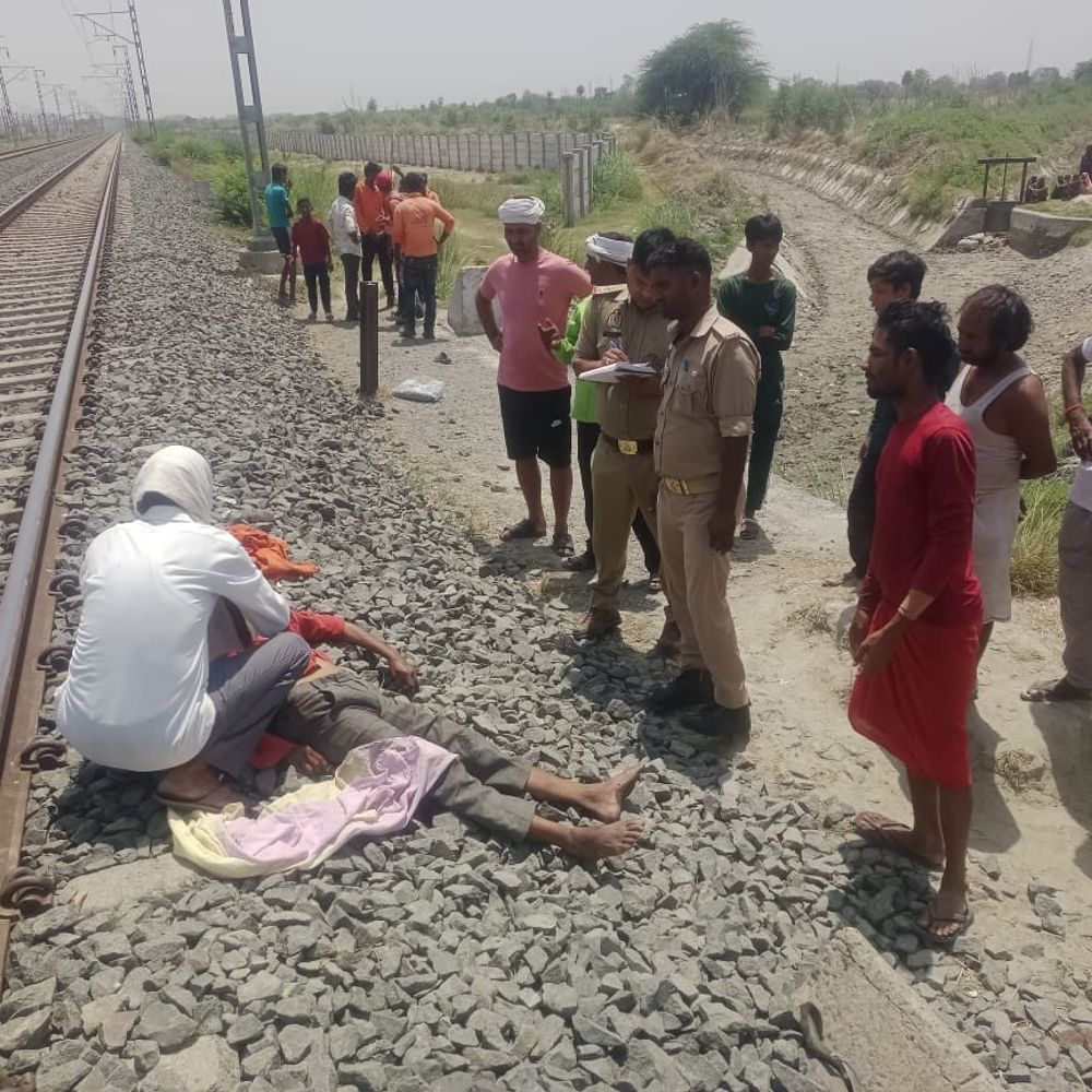ट्रेन की चपेट में आने से किसान की मौत:औरैया में रेलवे लाइन पार करते समय हादसा, गेहूं काटने के लिए निकले थे
