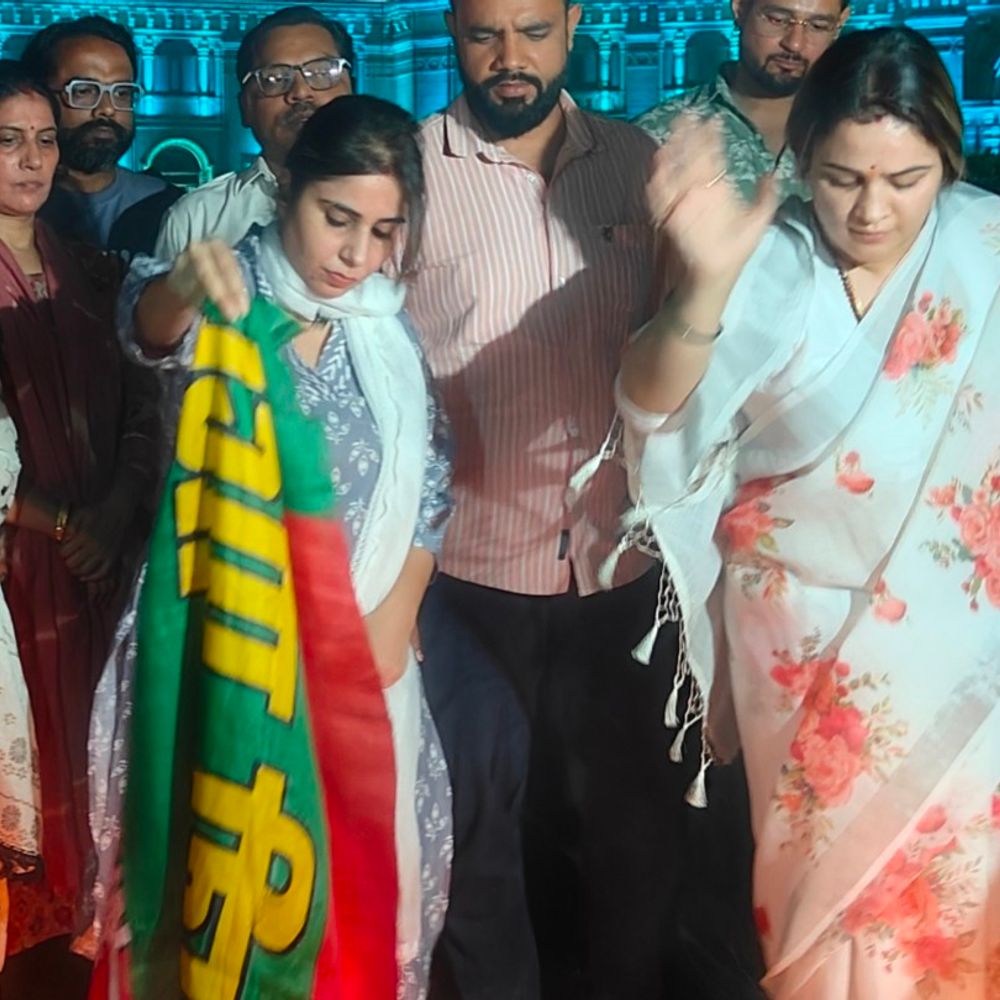 अपर्णा यादव ने जलाया सपा का झंडा:बाराबंकी में अरविंद गोप बोले- पहचान देने वाले झंडे का अपमान, होगी कानूनी कार्रवाई