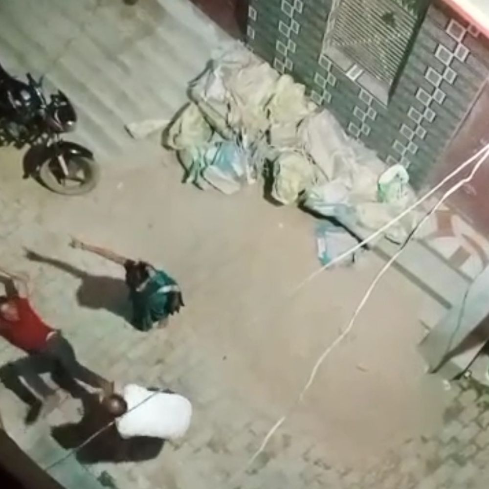 हरदोई में युवक की पिटाई का VIDEO:दबंगों ने लात-घूसों से मारा, वीडियो सामने आने पर पुलिस ने हिरासत में लिया