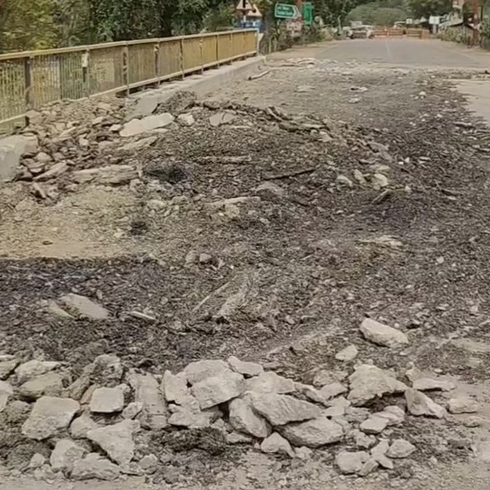 जर्जर गोंडा-घाघरा पुल के मरम्मत कार्य में तेजी:ज्वाइंटर-अप्रोच की खुदाई, 15 जून तक काम पूरा करने का लक्ष्य