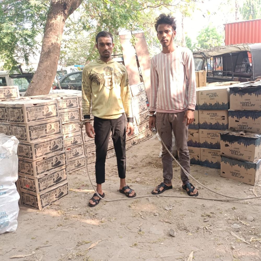 बक्सर में 30 लाख की पकड़ी गई शराब:कूलर में छिपाकर ले जा रहे थे 2 तस्कर, पुलिस ने वाहन जांच के दौरान किया गिरफ्तार